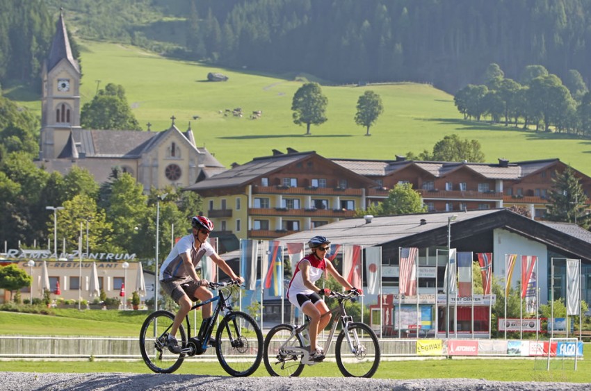 E-Bikes leihen und ausprobieren in Ramsau am Dachstein © Schladming-Dachstein_raffalt